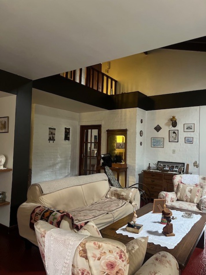 VENTA HERMOSO CHALET UBICADO EN PINOS DE ANCHORENA, 5 AMB. PARQUE, PILETA, GJE./ QUINCHO, VISITELA