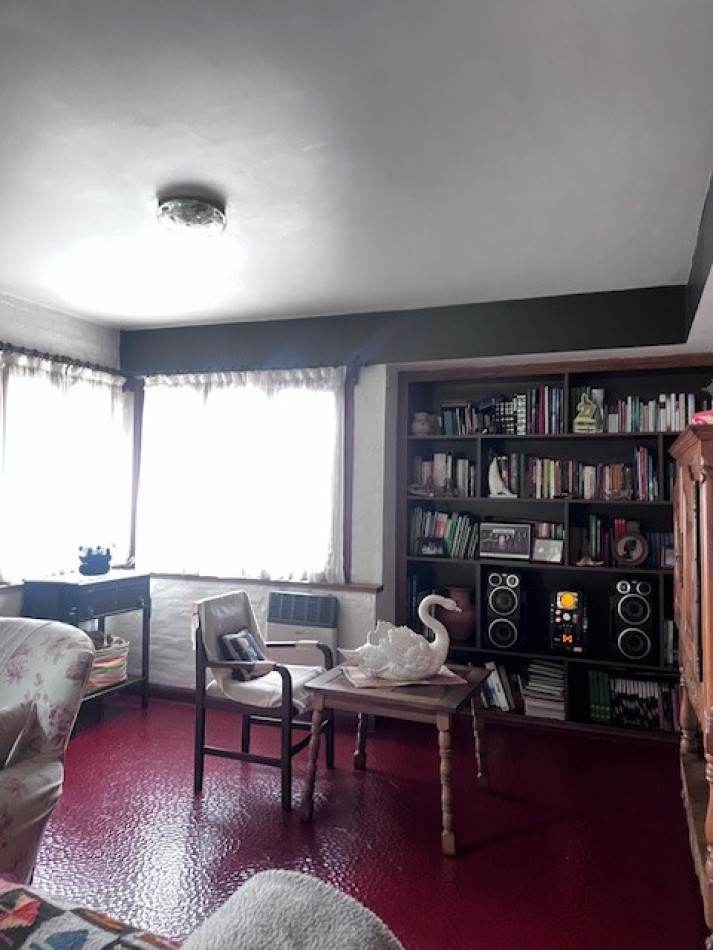 VENTA HERMOSO CHALET UBICADO EN PINOS DE ANCHORENA, 5 AMB. PARQUE, PILETA, GJE./ QUINCHO, VISITELA