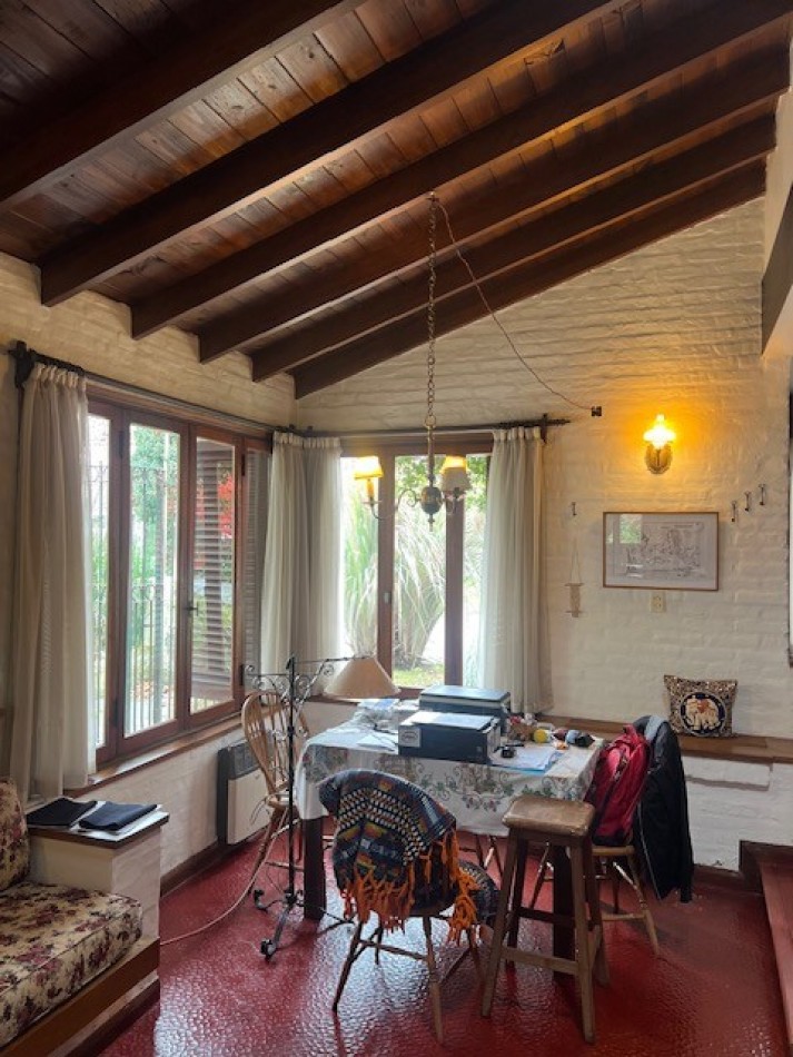 VENTA HERMOSO CHALET UBICADO EN PINOS DE ANCHORENA, 5 AMB. PARQUE, PILETA, GJE./ QUINCHO, VISITELA