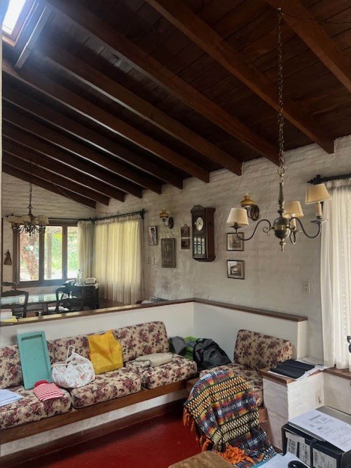 VENTA HERMOSO CHALET UBICADO EN PINOS DE ANCHORENA, 5 AMB. PARQUE, PILETA, GJE./ QUINCHO, VISITELA