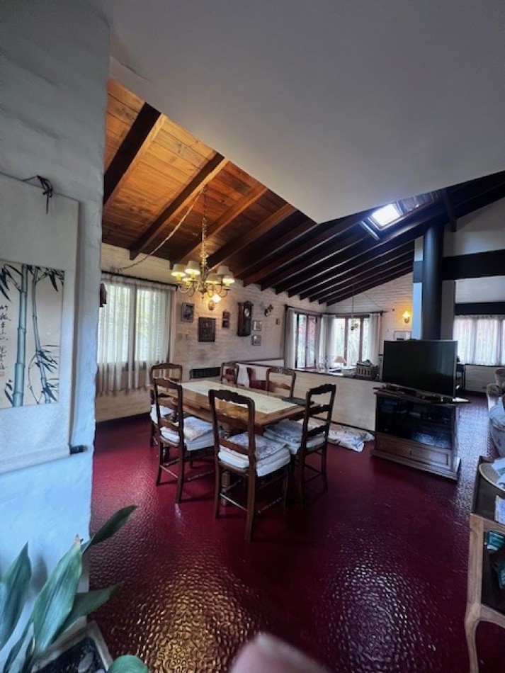 VENTA HERMOSO CHALET UBICADO EN PINOS DE ANCHORENA, 5 AMB. PARQUE, PILETA, GJE./ QUINCHO, VISITELA