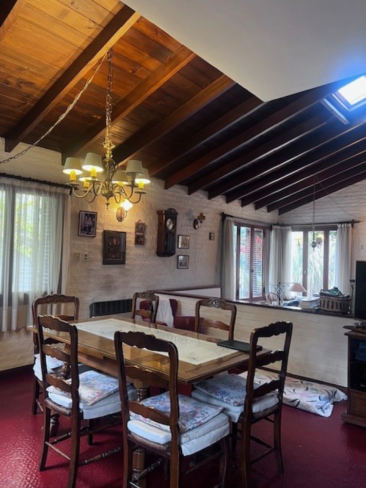 VENTA HERMOSO CHALET UBICADO EN PINOS DE ANCHORENA, 5 AMB. PARQUE, PILETA, GJE./ QUINCHO, VISITELA