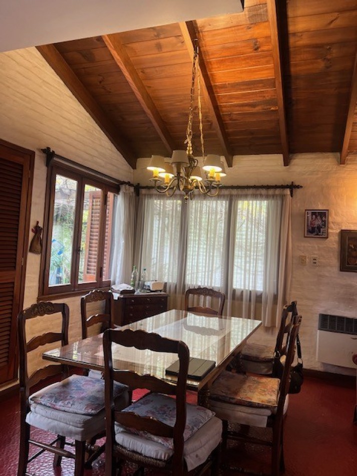 VENTA HERMOSO CHALET UBICADO EN PINOS DE ANCHORENA, 5 AMB. PARQUE, PILETA, GJE./ QUINCHO, VISITELA
