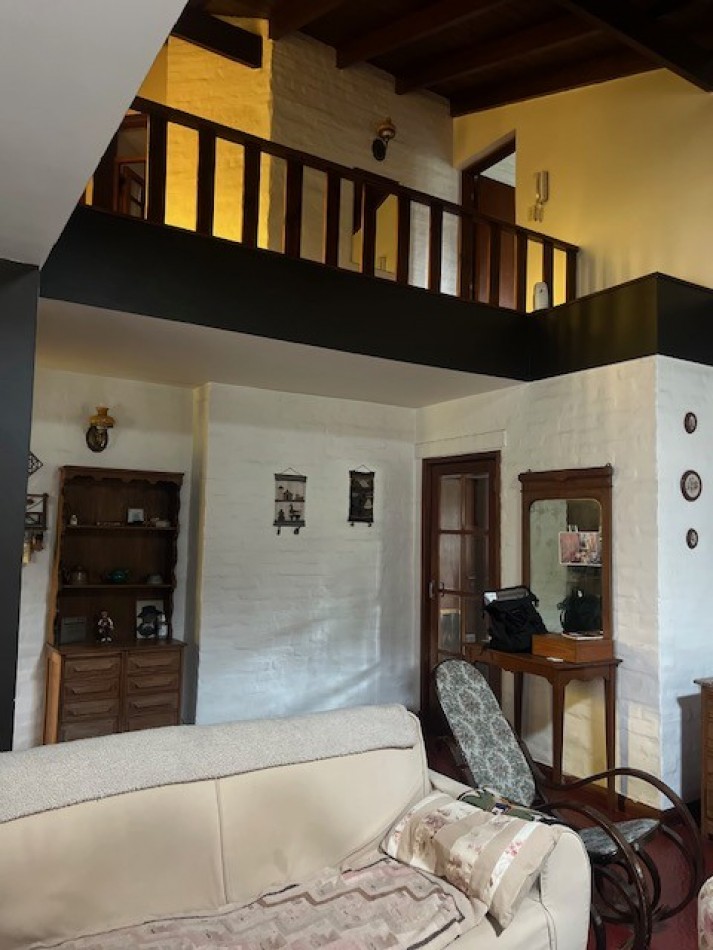 VENTA HERMOSO CHALET UBICADO EN PINOS DE ANCHORENA, 5 AMB. PARQUE, PILETA, GJE./ QUINCHO, VISITELA