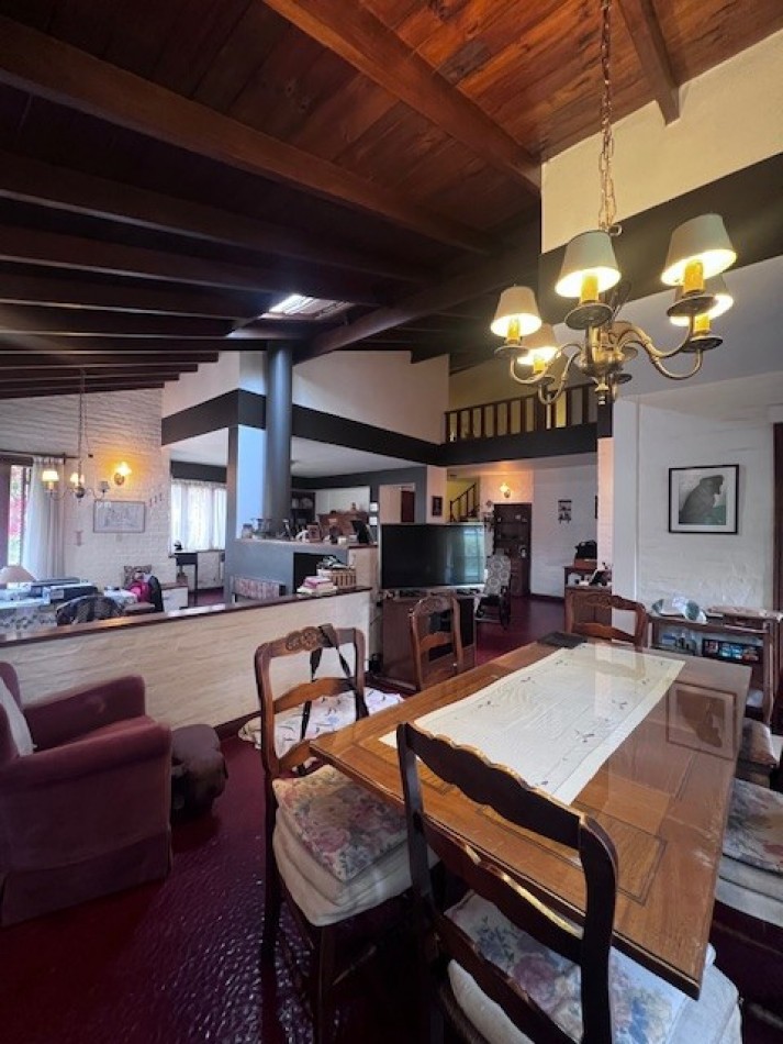 VENTA HERMOSO CHALET UBICADO EN PINOS DE ANCHORENA, 5 AMB. PARQUE, PILETA, GJE./ QUINCHO, VISITELA