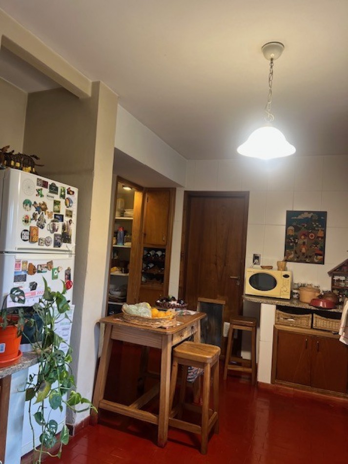 VENTA HERMOSO CHALET UBICADO EN PINOS DE ANCHORENA, 5 AMB. PARQUE, PILETA, GJE./ QUINCHO, VISITELA