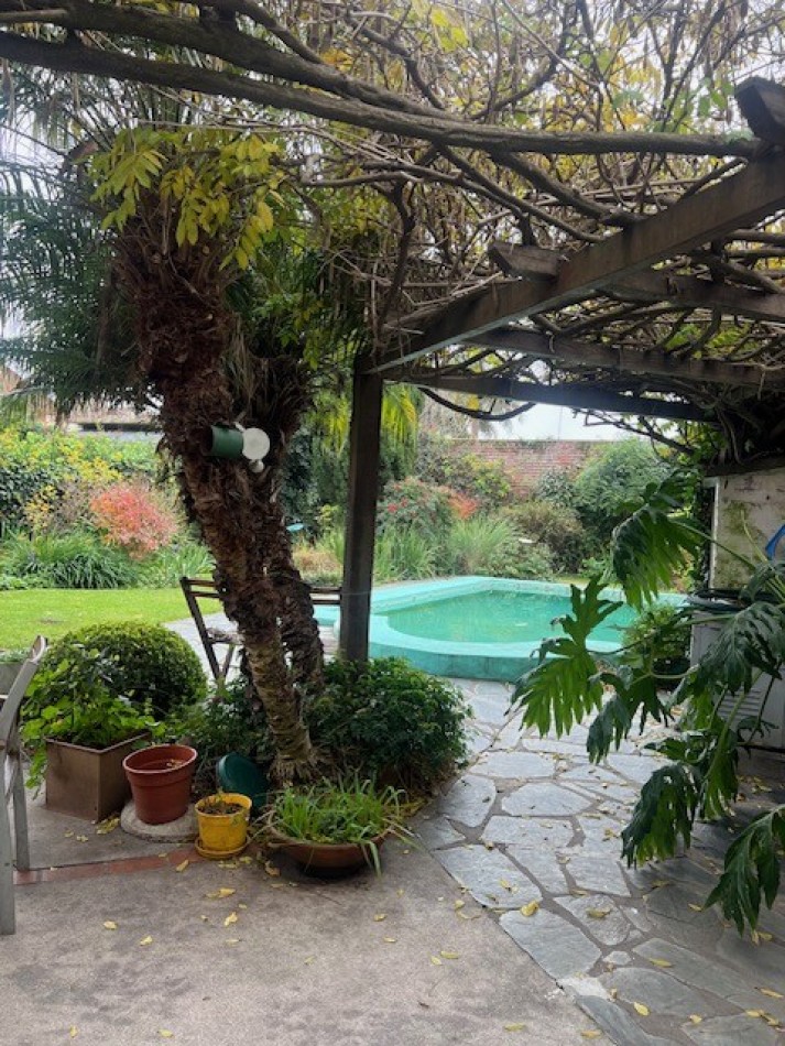 VENTA HERMOSO CHALET UBICADO EN PINOS DE ANCHORENA, 5 AMB. PARQUE, PILETA, GJE./ QUINCHO, VISITELA