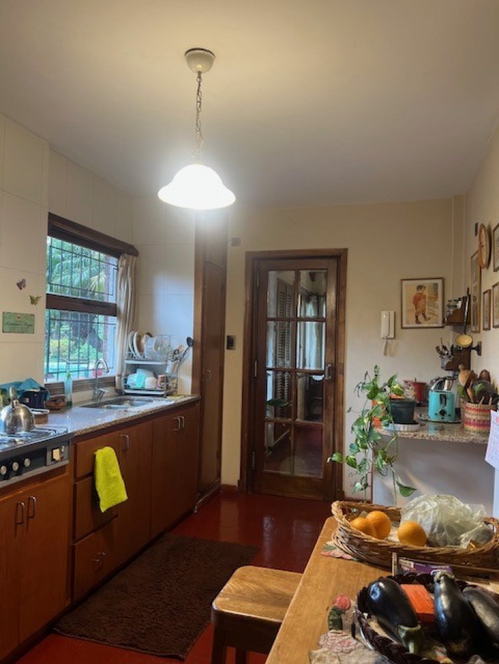 VENTA HERMOSO CHALET UBICADO EN PINOS DE ANCHORENA, 5 AMB. PARQUE, PILETA, GJE./ QUINCHO, VISITELA