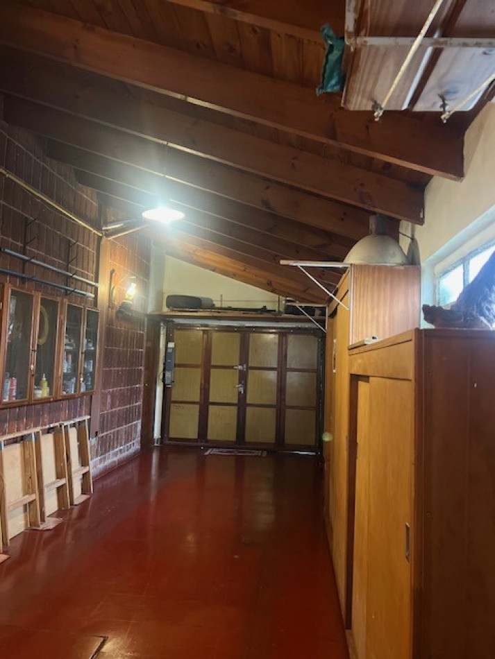 VENTA HERMOSO CHALET UBICADO EN PINOS DE ANCHORENA, 5 AMB. PARQUE, PILETA, GJE./ QUINCHO, VISITELA