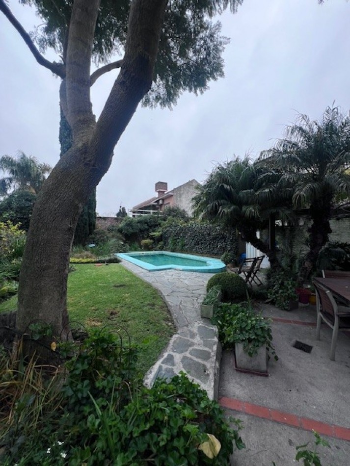 VENTA HERMOSO CHALET UBICADO EN PINOS DE ANCHORENA, 5 AMB. PARQUE, PILETA, GJE./ QUINCHO, VISITELA