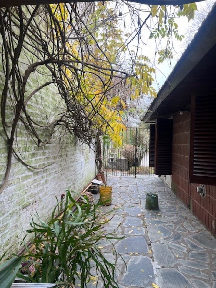 VENTA HERMOSO CHALET UBICADO EN PINOS DE ANCHORENA, 5 AMB. PARQUE, PILETA, GJE./ QUINCHO, VISITELA