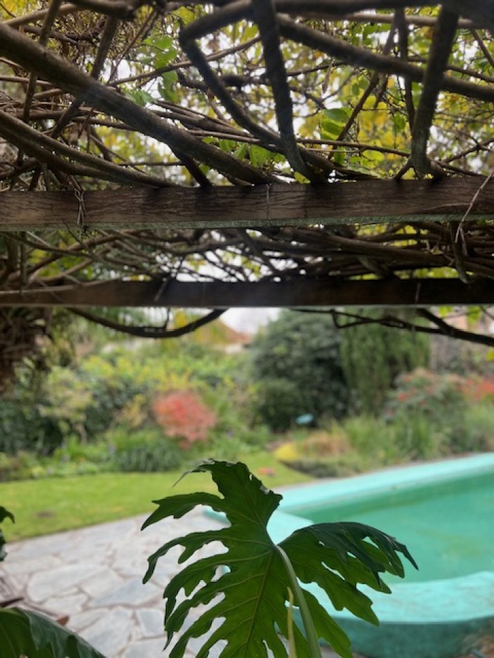 VENTA HERMOSO CHALET UBICADO EN PINOS DE ANCHORENA, 5 AMB. PARQUE, PILETA, GJE./ QUINCHO, VISITELA