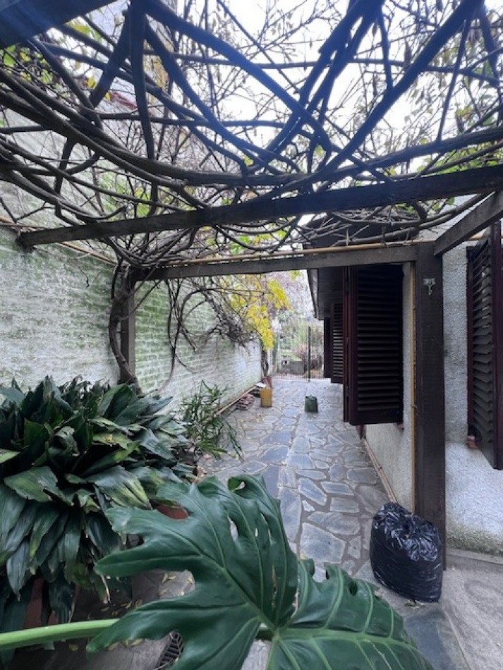 VENTA HERMOSO CHALET UBICADO EN PINOS DE ANCHORENA, 5 AMB. PARQUE, PILETA, GJE./ QUINCHO, VISITELA