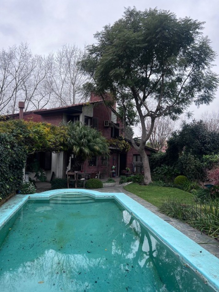 VENTA HERMOSO CHALET UBICADO EN PINOS DE ANCHORENA, 5 AMB. PARQUE, PILETA, GJE./ QUINCHO, VISITELA