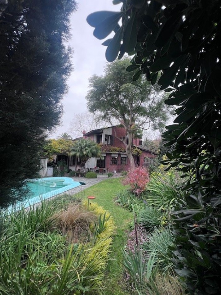 VENTA HERMOSO CHALET UBICADO EN PINOS DE ANCHORENA, 5 AMB. PARQUE, PILETA, GJE./ QUINCHO, VISITELA