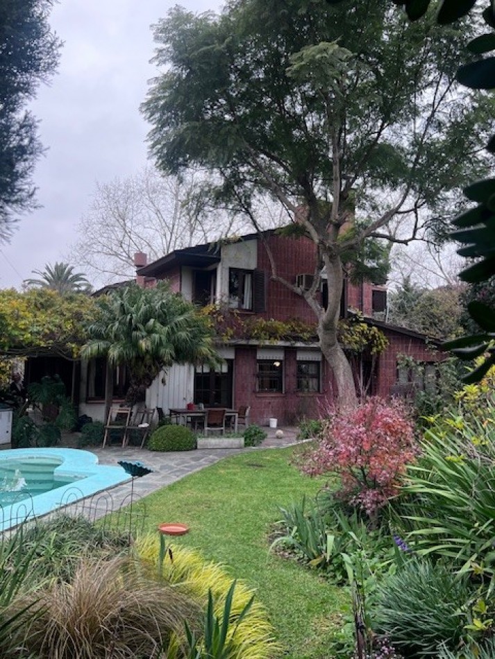 VENTA HERMOSO CHALET UBICADO EN PINOS DE ANCHORENA, 5 AMB. PARQUE, PILETA, GJE./ QUINCHO, VISITELA