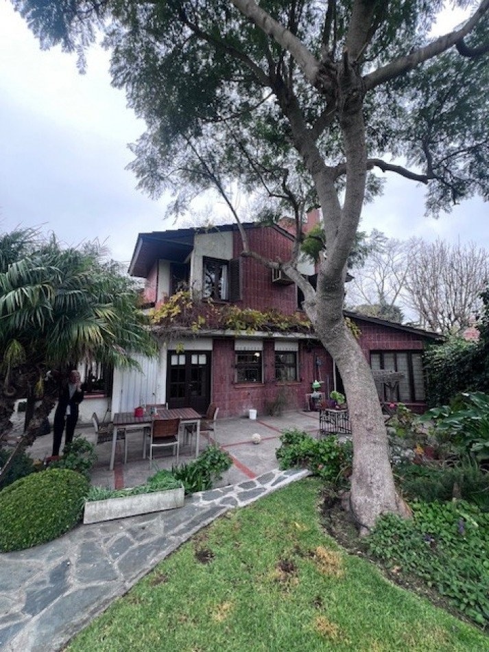 VENTA HERMOSO CHALET UBICADO EN PINOS DE ANCHORENA, 5 AMB. PARQUE, PILETA, GJE./ QUINCHO, VISITELA