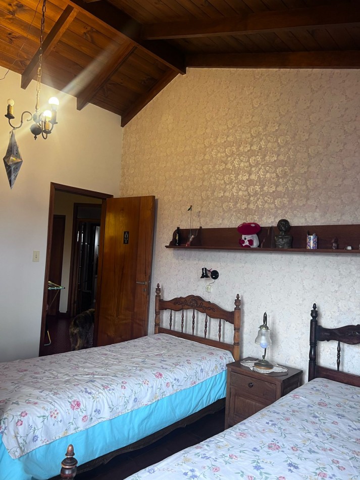 VENTA HERMOSO CHALET UBICADO EN PINOS DE ANCHORENA, 5 AMB. PARQUE, PILETA, GJE./ QUINCHO, VISITELA