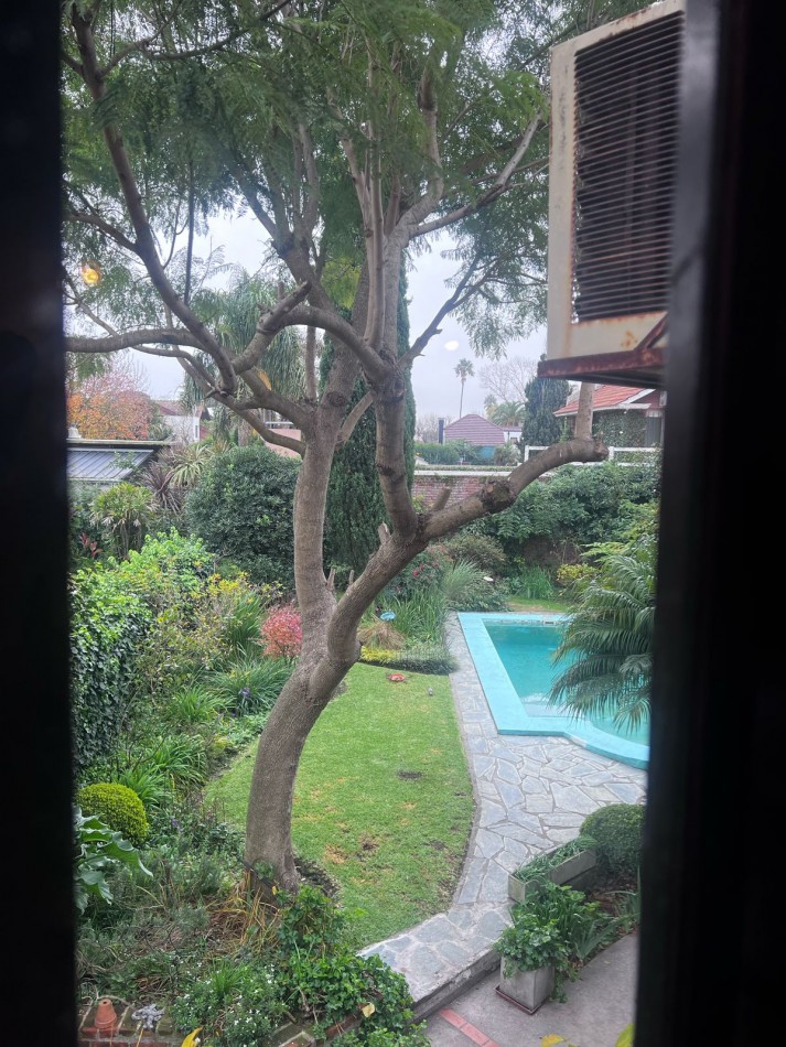 VENTA HERMOSO CHALET UBICADO EN PINOS DE ANCHORENA, 5 AMB. PARQUE, PILETA, GJE./ QUINCHO, VISITELA