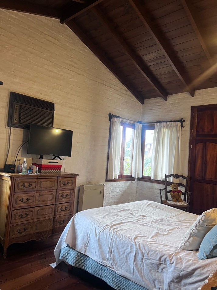 VENTA HERMOSO CHALET UBICADO EN PINOS DE ANCHORENA, 5 AMB. PARQUE, PILETA, GJE./ QUINCHO, VISITELA