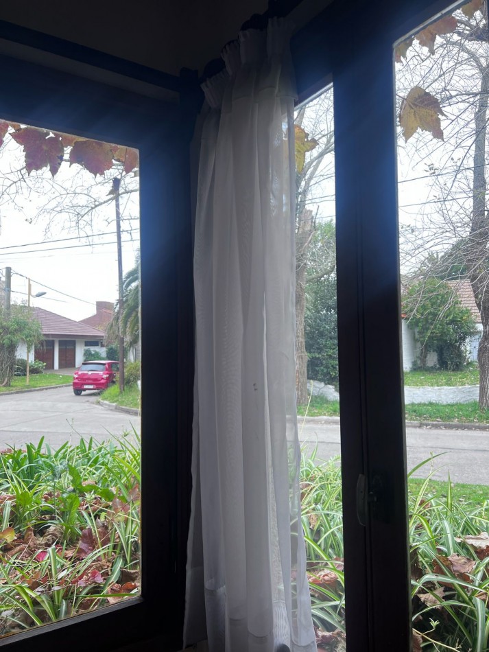 VENTA HERMOSO CHALET UBICADO EN PINOS DE ANCHORENA, 5 AMB. PARQUE, PILETA, GJE./ QUINCHO, VISITELA