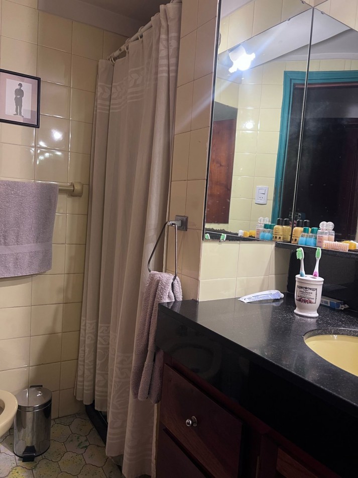 VENTA HERMOSO CHALET UBICADO EN PINOS DE ANCHORENA, 5 AMB. PARQUE, PILETA, GJE./ QUINCHO, VISITELA