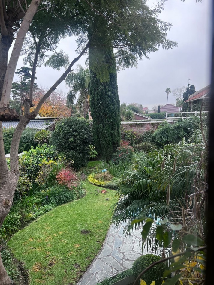 VENTA HERMOSO CHALET UBICADO EN PINOS DE ANCHORENA, 5 AMB. PARQUE, PILETA, GJE./ QUINCHO, VISITELA