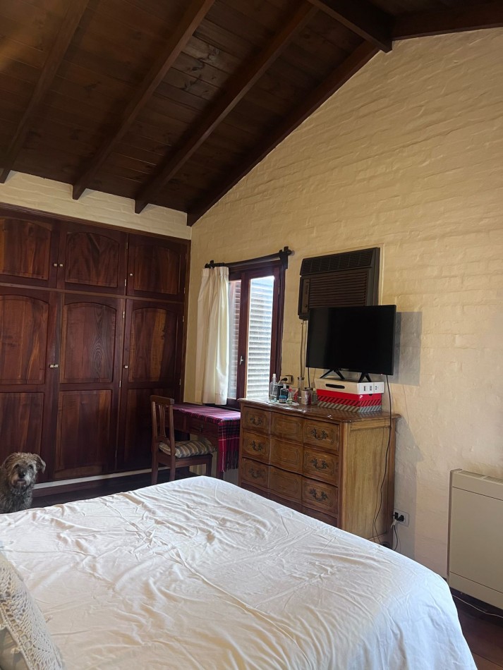 VENTA HERMOSO CHALET UBICADO EN PINOS DE ANCHORENA, 5 AMB. PARQUE, PILETA, GJE./ QUINCHO, VISITELA