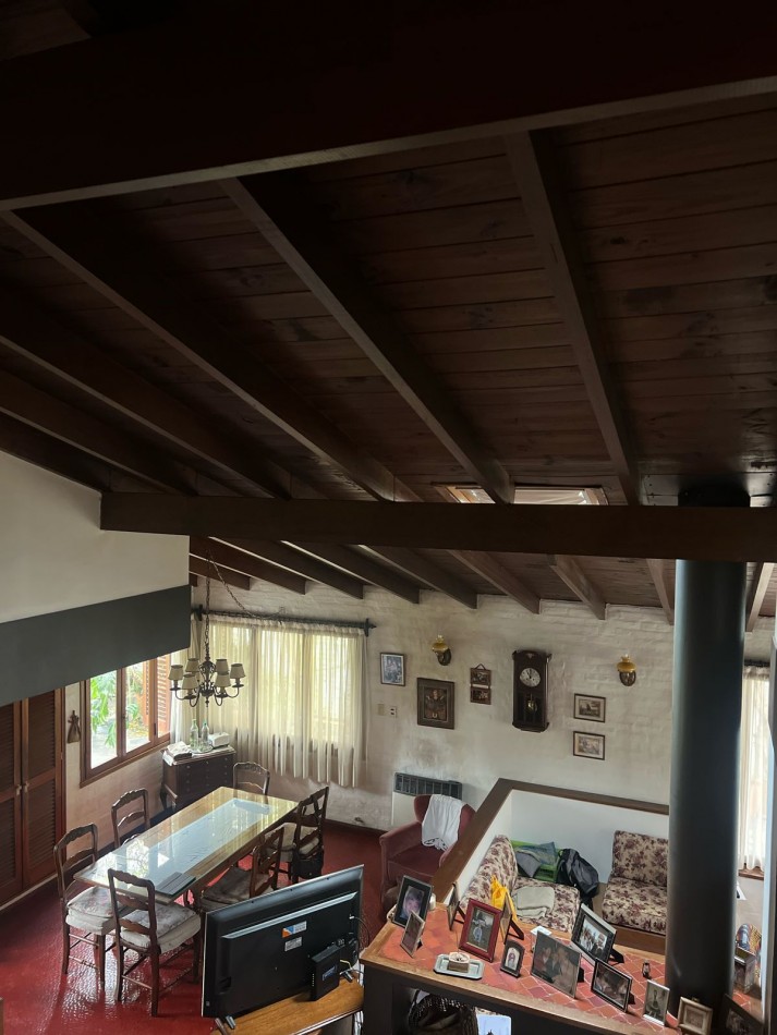VENTA HERMOSO CHALET UBICADO EN PINOS DE ANCHORENA, 5 AMB. PARQUE, PILETA, GJE./ QUINCHO, VISITELA