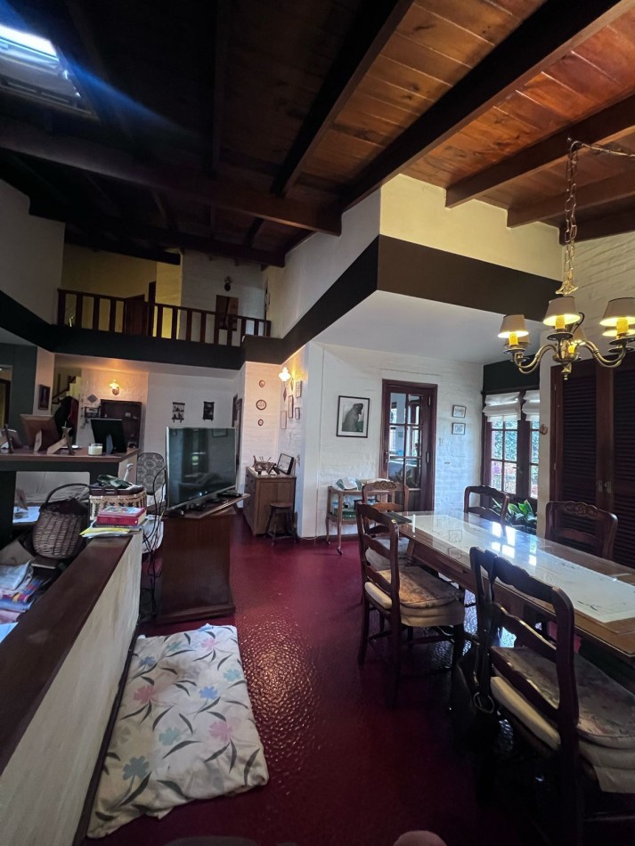 VENTA HERMOSO CHALET UBICADO EN PINOS DE ANCHORENA, 5 AMB. PARQUE, PILETA, GJE./ QUINCHO, VISITELA