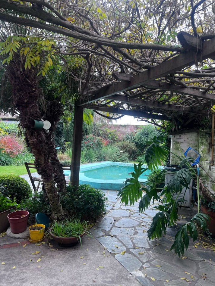 VENTA HERMOSO CHALET UBICADO EN PINOS DE ANCHORENA, 5 AMB. PARQUE, PILETA, GJE./ QUINCHO, VISITELA