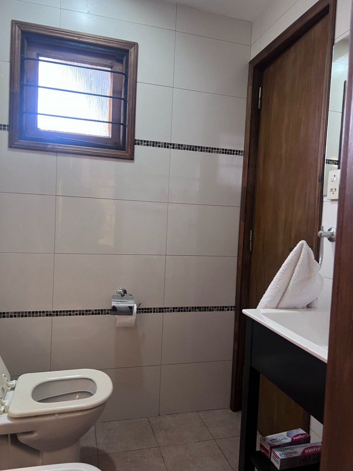 VENTA HERMOSO CHALET UBICADO EN PINOS DE ANCHORENA, 5 AMB. PARQUE, PILETA, GJE./ QUINCHO, VISITELA