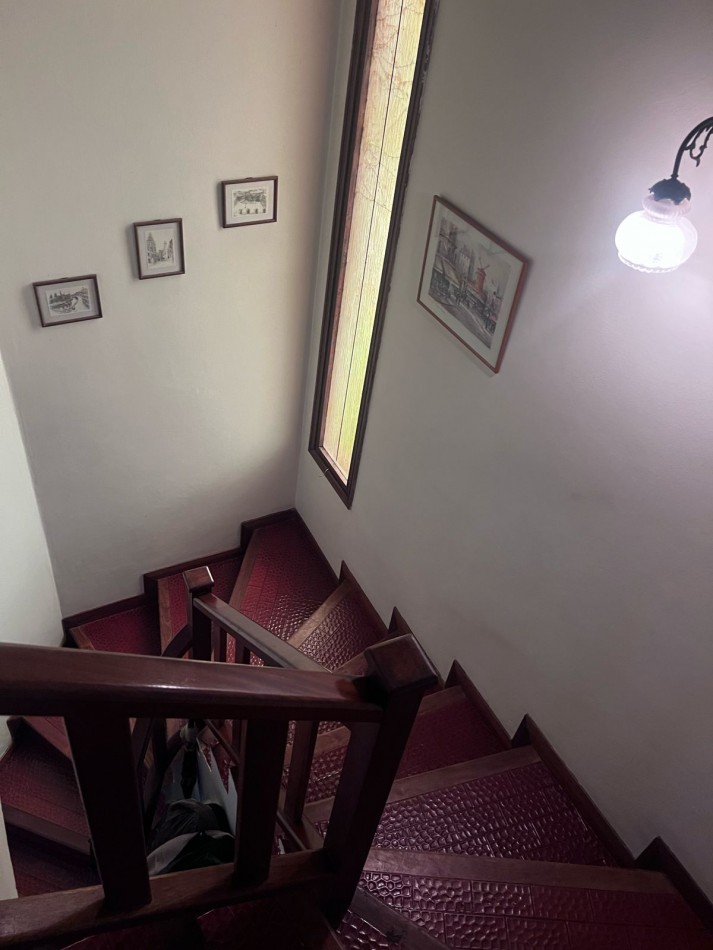 VENTA HERMOSO CHALET UBICADO EN PINOS DE ANCHORENA, 5 AMB. PARQUE, PILETA, GJE./ QUINCHO, VISITELA