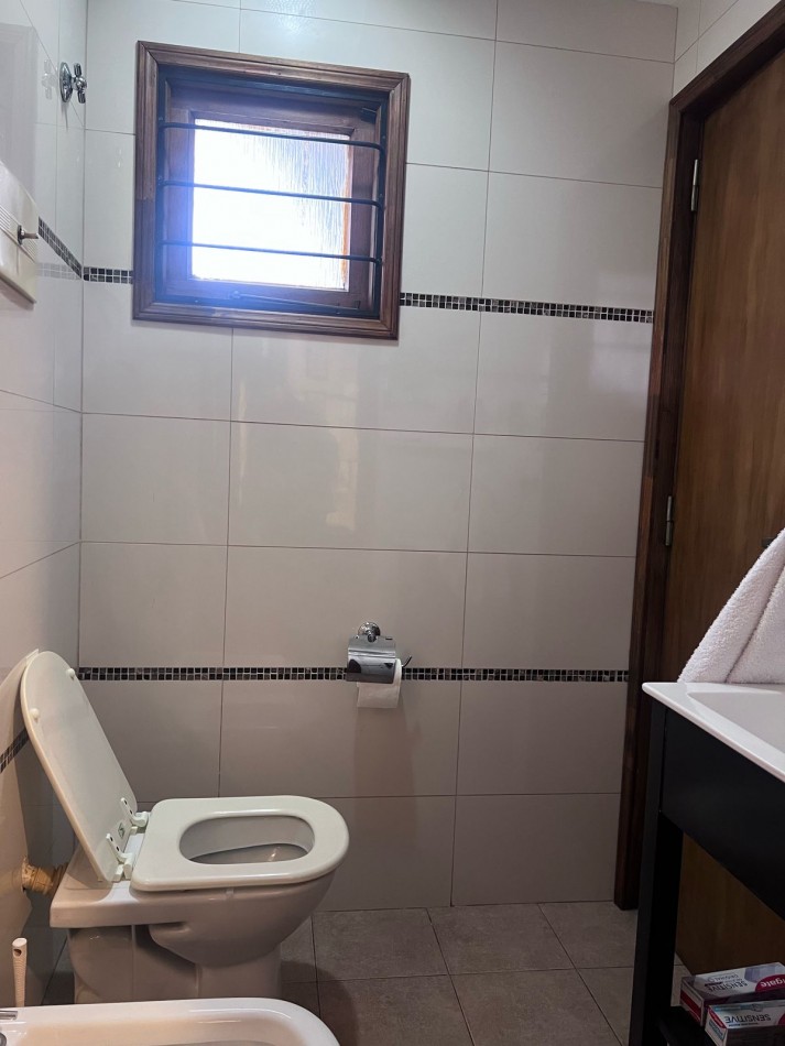 VENTA HERMOSO CHALET UBICADO EN PINOS DE ANCHORENA, 5 AMB. PARQUE, PILETA, GJE./ QUINCHO, VISITELA