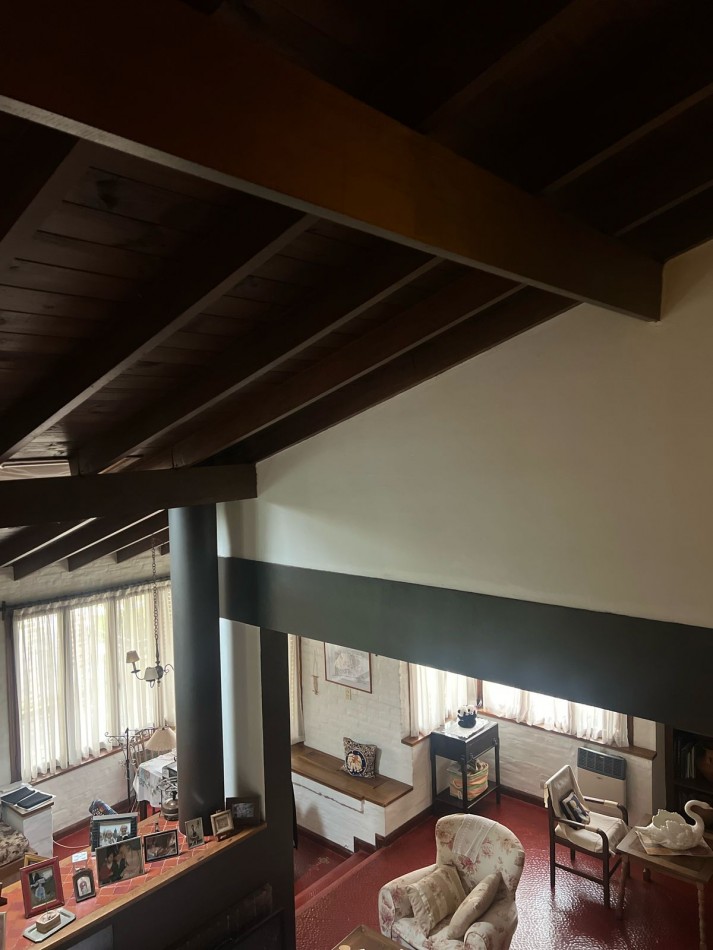 VENTA HERMOSO CHALET UBICADO EN PINOS DE ANCHORENA, 5 AMB. PARQUE, PILETA, GJE./ QUINCHO, VISITELA