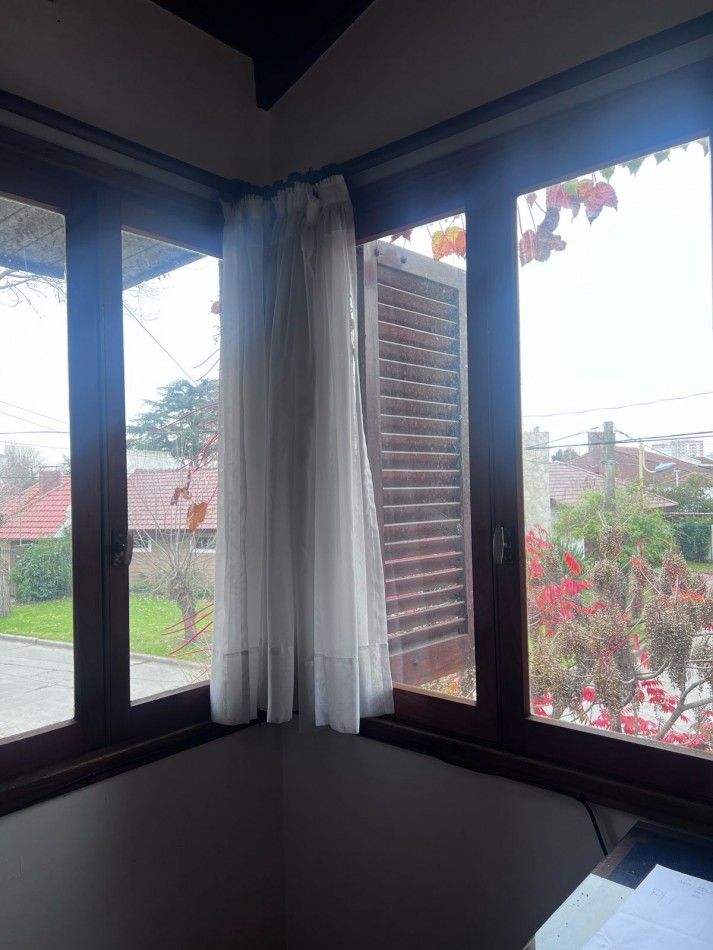 VENTA HERMOSO CHALET UBICADO EN PINOS DE ANCHORENA, 5 AMB. PARQUE, PILETA, GJE./ QUINCHO, VISITELA