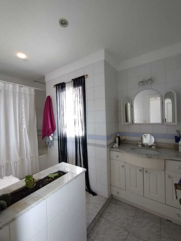 Casa cuatro ambientes con cochera y parque en zona la perla 