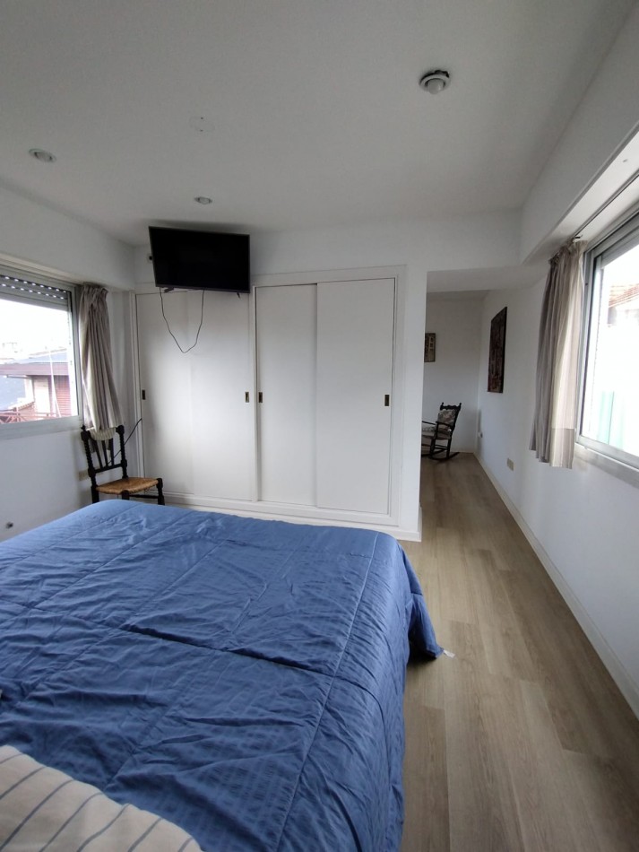 Casa cuatro ambientes con cochera y parque en zona la perla 