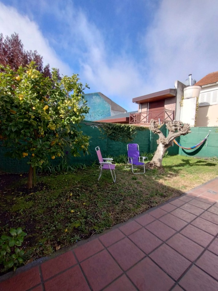 Casa cuatro ambientes con cochera y parque en zona la perla 