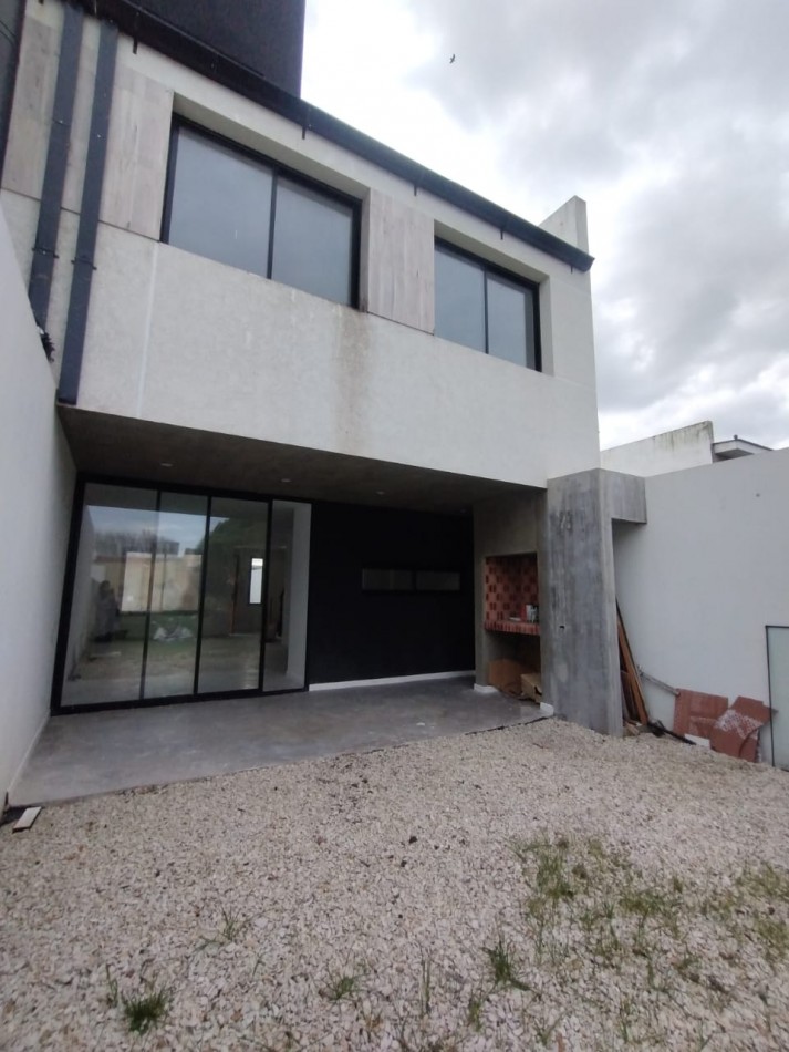VENTA DE DUPLEX  !!!!! ACTUALIZADO PRECIO DE ESTE  HERMOSOS DUPLEX, A POCAS  CUADRAS DEL MAR,  ZONA SUR DE MDP, 3 COMODOS AMBIENTES, DISENO MODERNO, VELO !!!