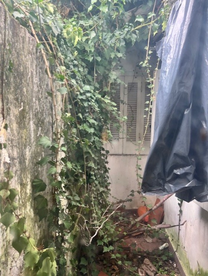 OPORTUNIDAD ***VENTA PH 3 AMB.  CON GARAJE Y PATIO, RAWSON Y CORDOBA, A RECICLAR !!!! INVERSORES !!!!