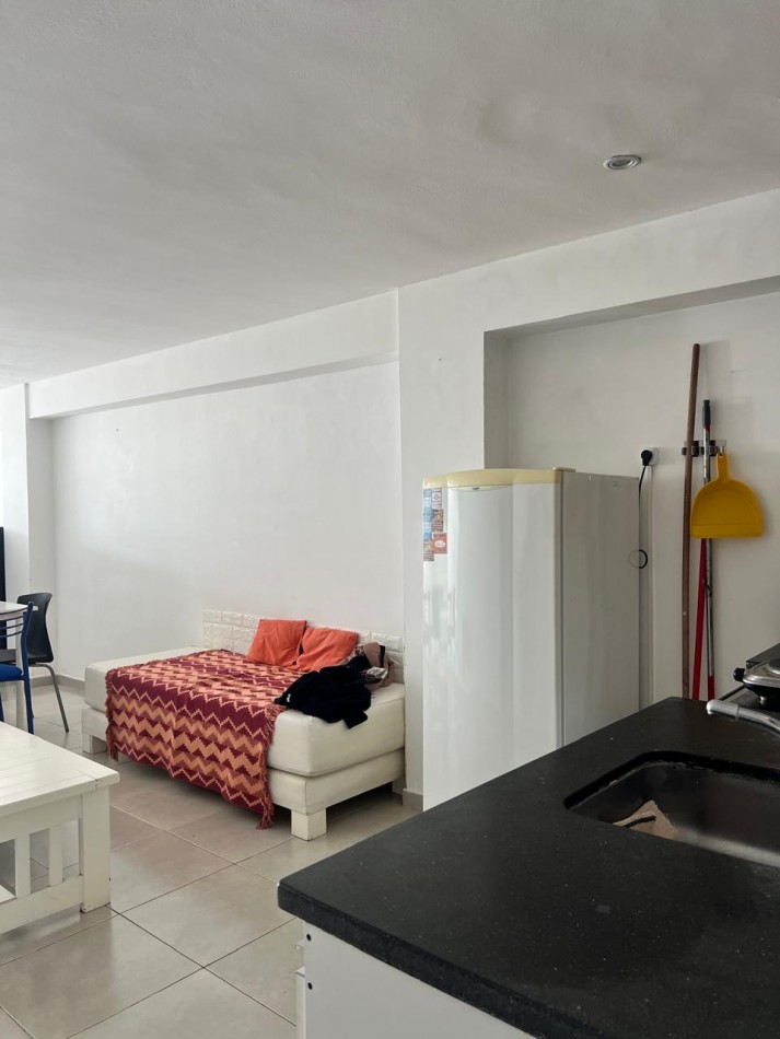 VENTA DPTO. 1 AMB., ZONA LA PERLA, CON BALCON Y ESPACIO DE COCHERA