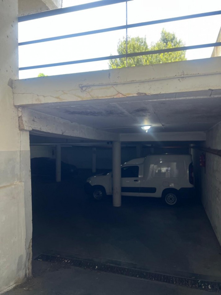 VENTA DPTO. 1 AMB., ZONA LA PERLA, CON BALCON Y ESPACIO DE COCHERA