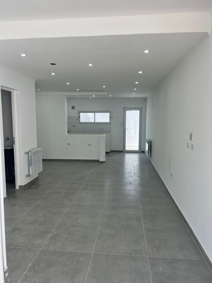 EXCELENTE TRIPLEX 4 AMBIENTES EN VENTA BARRIO SAN JOSE, PATIO, TERRAZA ENTRADA DE AUTO. 