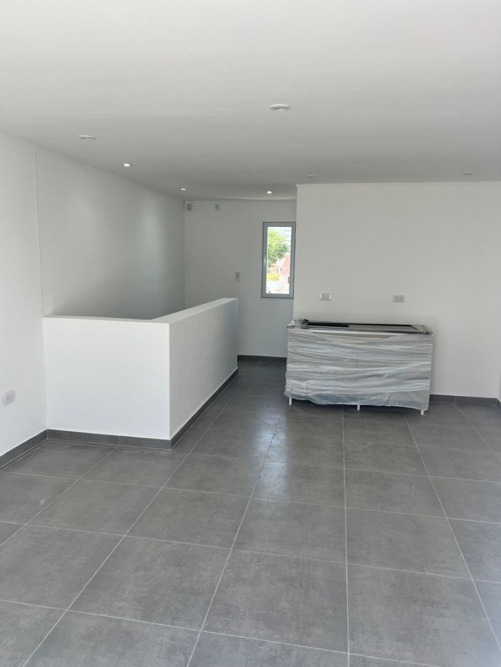 EXCELENTE TRIPLEX 4 AMBIENTES EN VENTA BARRIO SAN JOSE, PATIO, TERRAZA ENTRADA DE AUTO. 