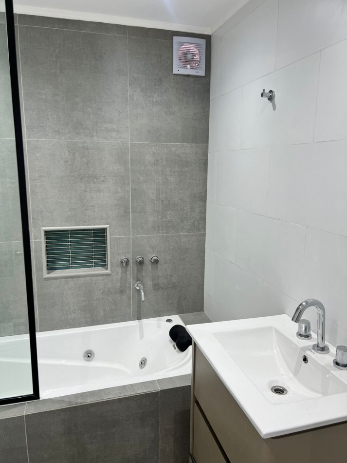 EXCELENTE TRIPLEX 4 AMBIENTES EN VENTA BARRIO SAN JOSE, PATIO, TERRAZA ENTRADA DE AUTO. 