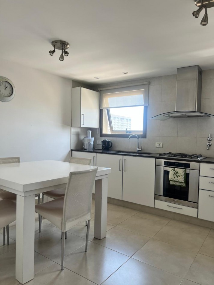 ALQUILER 24 MESES, MDP, IMPACTANTE PISO DE 3 AMB. LIVING COMEDOR, COCINA COMEDOR, LAVADERO , BALCONES, DOS COCHERAS, VISTA PLENA AL MAR  DESDE TODOS LOS AMBIENTES, UNICO !!!!