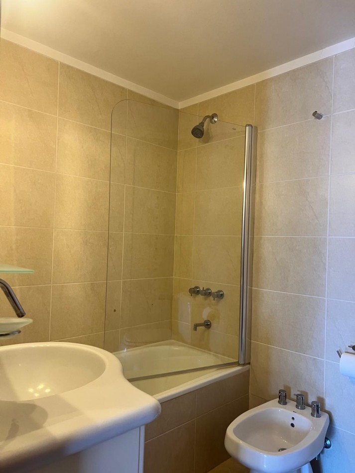 ALQUILER 24 MESES, MDP, IMPACTANTE PISO DE 3 AMB. LIVING COMEDOR, COCINA COMEDOR, LAVADERO , BALCONES, DOS COCHERAS, VISTA PLENA AL MAR  DESDE TODOS LOS AMBIENTES, UNICO !!!!