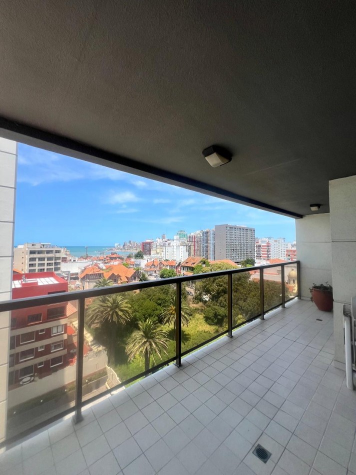ALQUILER 24 MESES, MDP, IMPACTANTE PISO DE 3 AMB. LIVING COMEDOR, COCINA COMEDOR, LAVADERO , BALCONES, DOS COCHERAS, VISTA PLENA AL MAR  DESDE TODOS LOS AMBIENTES, UNICO !!!!