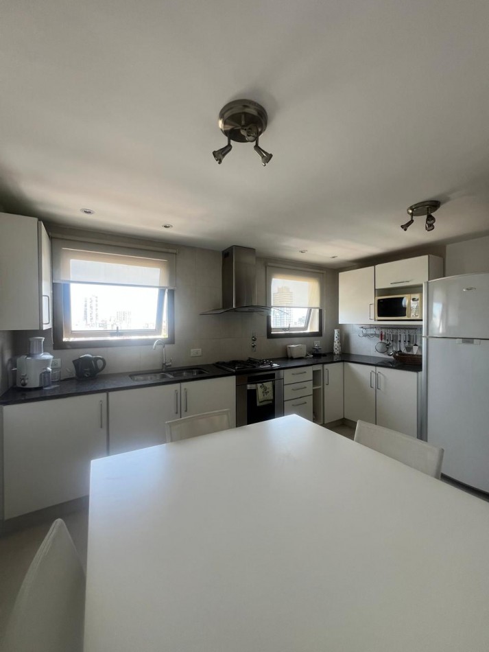 ALQUILER 24 MESES, MDP, IMPACTANTE PISO DE 3 AMB. LIVING COMEDOR, COCINA COMEDOR, LAVADERO , BALCONES, DOS COCHERAS, VISTA PLENA AL MAR  DESDE TODOS LOS AMBIENTES, UNICO !!!!